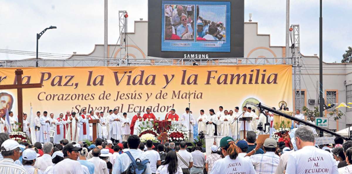 En 2008, Arregui organiz&oacute; misas con mensajes a favor del No en la consulta de la Constituci&oacute;n de Montecristi. Foto: Archivo