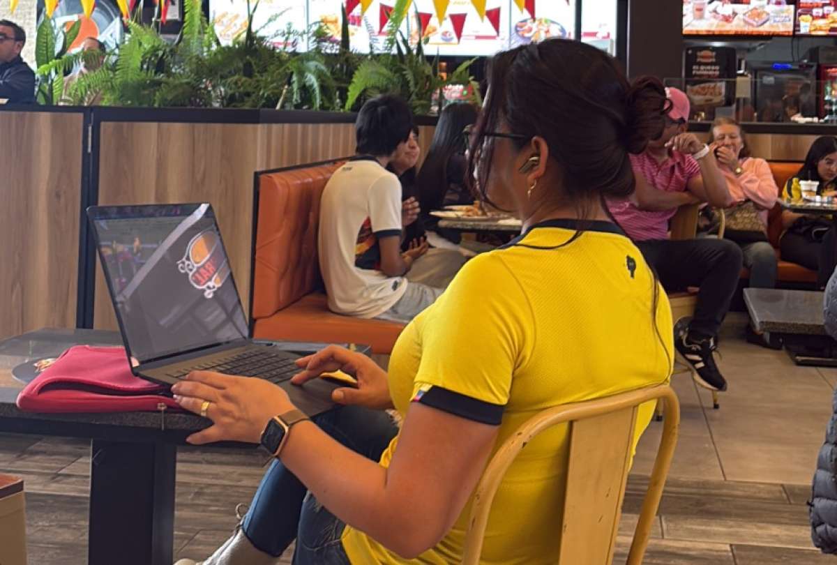 Patios de comida, supermercados y espacios de trabajo improvisados se llenaron de emoci&oacute;n tras el triunfo de Ecuador ante Alemania.