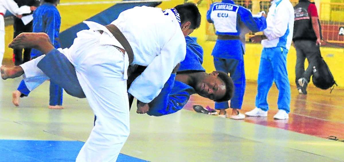 Bryan Caicedo (Carchi) y Steven Morocho (Pichincha) en los primeros combates en la categor&iacute;a juvenil.