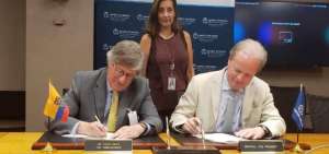 El embajador de Ecuador en Estados Unidos, Francisco Carri&oacute;n, y el vicepresidente del Banco Mundial para Am&eacute;rica Latina y el Caribe, Axel van Trotsenburg.