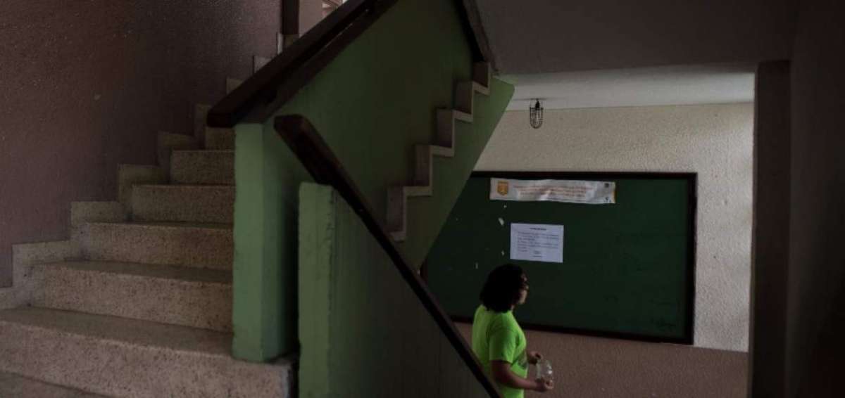 Los pasillos del centro de formaci&oacute;n b&aacute;sica de la EPN lucieron vac&iacute;os. 