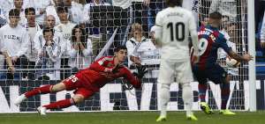 Una mano de Varane en el l&iacute;mite del &aacute;rea fue sancionada con un penal transformado por Roger Mart&iacute;.