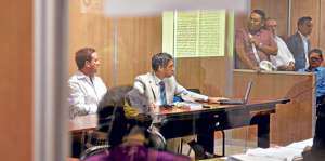 C&eacute;sar Monge acudi&oacute; a la audiencia acompa&ntilde;ado de su esposa y su abogado. Foto: William Orellana / El Tel&eacute;grafo