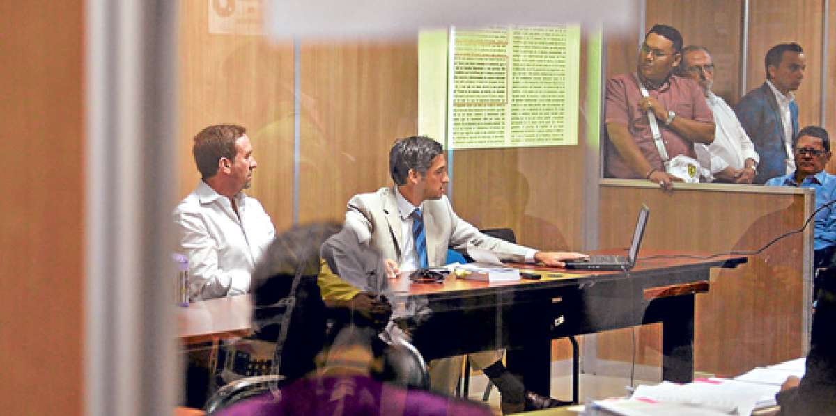 C&eacute;sar Monge acudi&oacute; a la audiencia acompa&ntilde;ado de su esposa y su abogado. Foto: William Orellana / El Tel&eacute;grafo