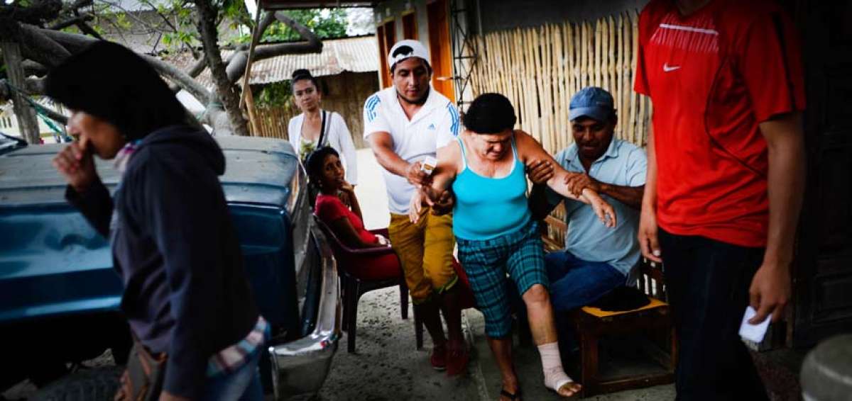 Los pacientes de los Mero llegan desde la madrugada. Deben esperar por horas para ser atendidos, en jornadas que pueden alargarse hasta la noche.