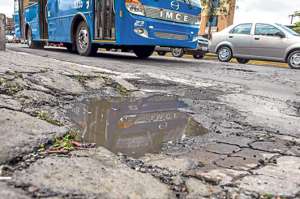 La reaparici&oacute;n de las lluvias ha agudizado el problema de los baches en la capital de la Rep&uacute;blica. En la imagen, un hueco en la calzada de la av. P&eacute;rez Guerrero. Foto: Fernando Sandoval/ El Tel&eacute;grafo 