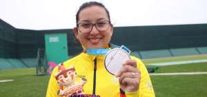La deportista ecuatoriana Marina P&eacute;rez muestra una de las tres medallas que gan&oacute; en tiro deportivo de los Juegos Panamericanos que se cumplen en Per&uacute;. 
