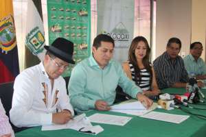 El prefecto de Cotopaxi, Jorge Guam&aacute;n (izquierda), y su similar de Los R&iacute;os, Marco Troya (derecha), firmaron el acuerdo de definici&oacute;n de l&iacute;mites. Foto: Cortes&iacute;a