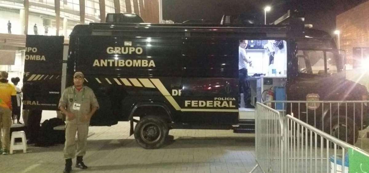 Antiexplosivos de R&iacute;o controla paquete sospecho a las afueras del Carioca 1