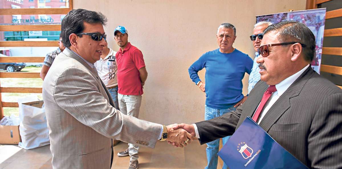 Joselito Cobo (izq.) dimiti&oacute; de la presidencia ayer y aument&oacute; la incertidumbre que vive el club &lsquo;chulla&rsquo;. Foto: Daniel Molineros / El Tel&eacute;grafo
