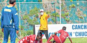 El DT Xavier Rodr&iacute;guez us&oacute; una mascarilla para evitar contagiar a los jugadores, ya que estaba con gripe. Foto: Miguel Jim&eacute;nez / El Tel&eacute;grafo