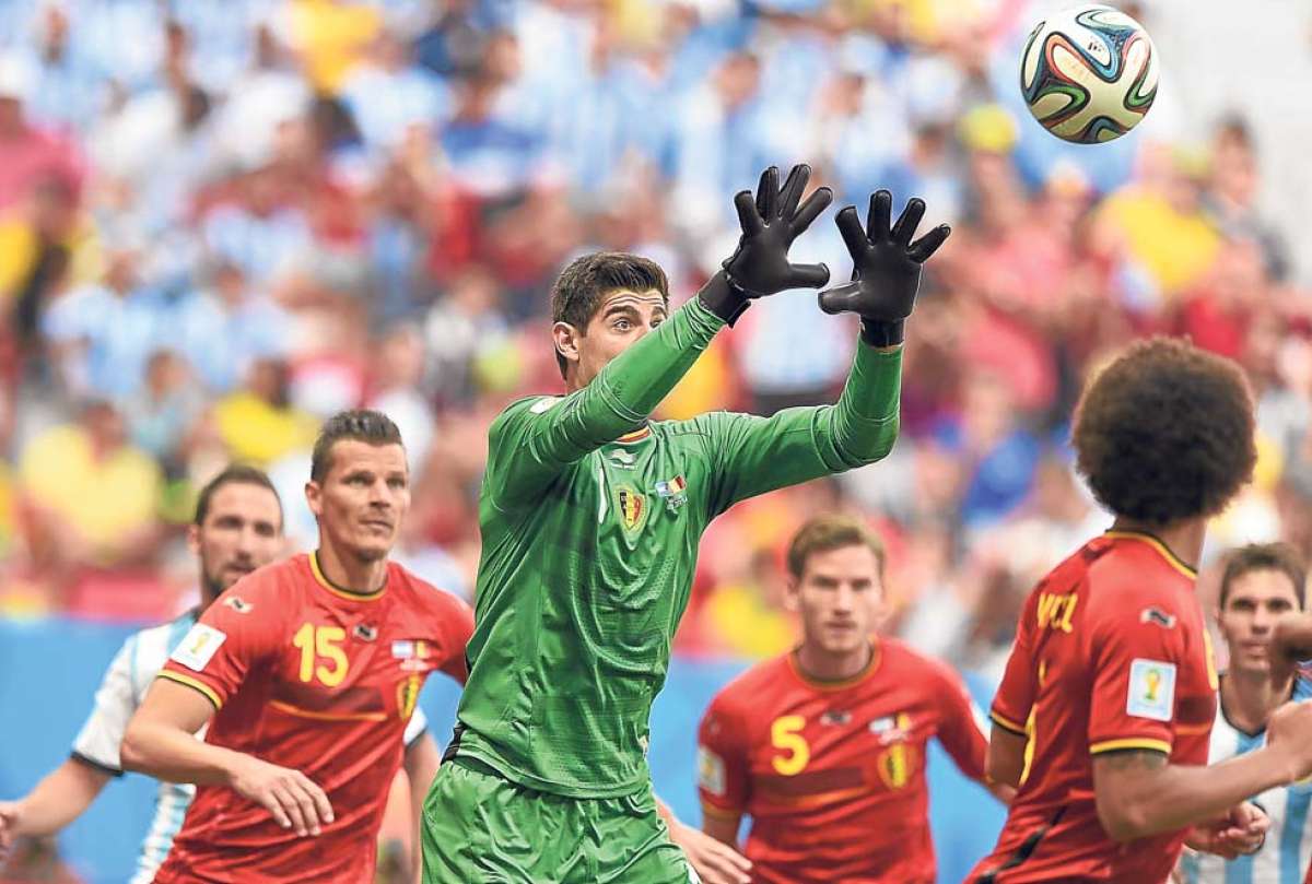 El arquero Thibaut Courtois acaba de abandonar la etiqueta de promesa para convertirse en uno de los futbolistas m&aacute;s destacados de Europa.  Foto: AFP.