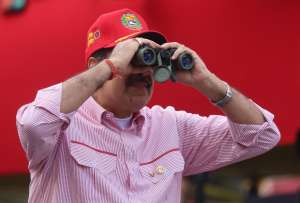 El presidente de Venezuela, Nicolás Maduro, fue captado este lunes, 1 de diciembre, al observa por unos binoculares, durante una movilización, en Caracas (Venezuela).