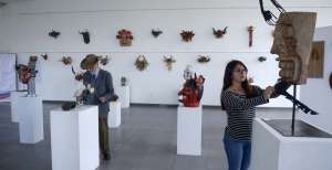 Jorge Trujillo Le&oacute;n, director del Museo Antropol&oacute;gico Antonio Santiana de la UCE, y Dayana Aguilar, curadora de la muestra que agrupa 91 m&aacute;scaras.