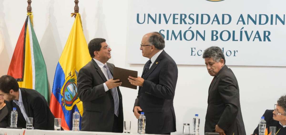 El rector de la UASB, Jaime Breilh (c), mantuvo ayer una asamblea para abordar los mecanismos de distribuci&oacute;n de los dineros p&uacute;blicos.