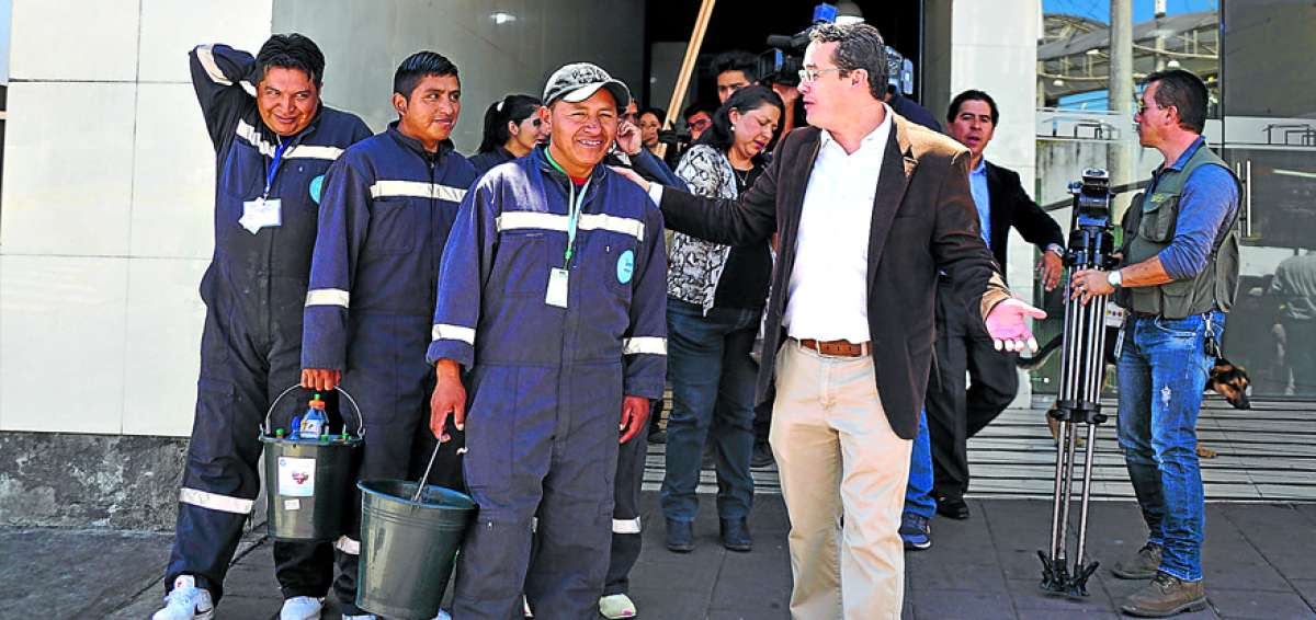 Santiago V&aacute;squez, director del Sercop, recorri&oacute; la Terminal Terrestre de Quitumbe para constatar el trabajo de los gremios. 