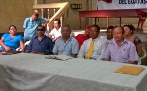 El presidente de la Federaci&oacute;n Carlos Zambrano (der.), junto al coordinador Ernesto Toledo y dem&aacute;s miembros de la agrupaci&oacute;n, durante la rueda de prensa. Foto: Mishelle Mac&iacute;as 