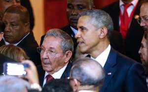 Los presidentes Ra&uacute;l Castro y Barack Obama tuvieron un primer acercamiento en la inauguraci&oacute;n de la Cumbre de las Am&eacute;ricas. FOTO: AFP 