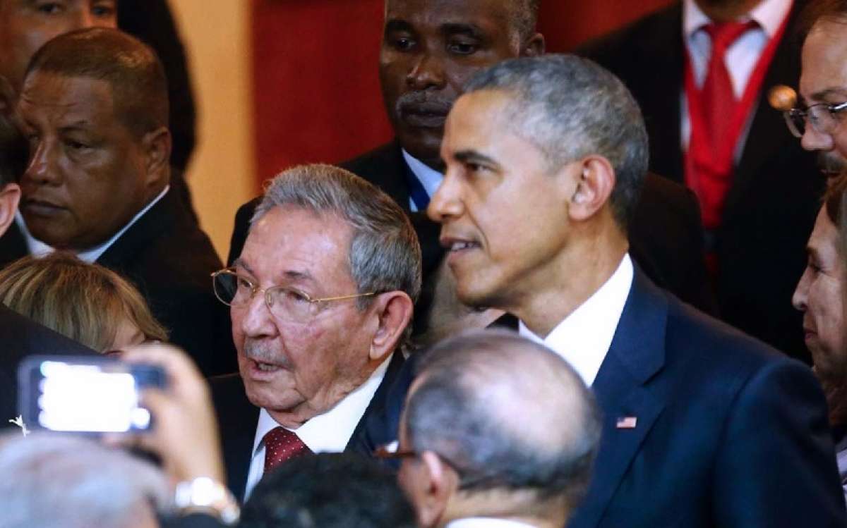 Los presidentes Ra&uacute;l Castro y Barack Obama tuvieron un primer acercamiento en la inauguraci&oacute;n de la Cumbre de las Am&eacute;ricas. FOTO: AFP 