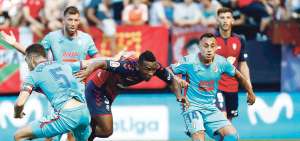 Pervis Estupi&ntilde;&aacute;n (centro) intenta superar la marca de dos rivales.