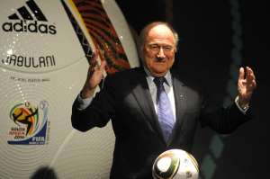 El suizo, presidente de la FIFA desde 1998, dimiti&oacute; pero estar&aacute; en el cargo hasta las nuevas elecciones. Foto: AFP