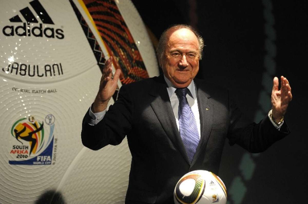 El suizo, presidente de la FIFA desde 1998, dimiti&oacute; pero estar&aacute; en el cargo hasta las nuevas elecciones. Foto: AFP