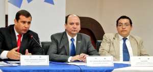 El fiscal general, Carlos Baca Mancheno (c), y el director del Servicio de Rentas Internas (SRI), Leonardo Orlando (i), durante una rueda de prensa.