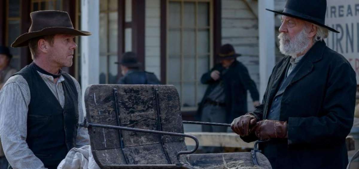 Kiefer Sutherland (i) interpreta a un asesino que trata de enmendar la relaci&oacute;n con su padre, un reverendo interpretado por Donald Sutherland en &lsquo;Forsaken&rsquo;.