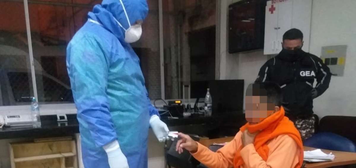 Los internos que presentan alg&uacute;n s&iacute;ntoma reciben pronta atenci&oacute;n m&eacute;dica.