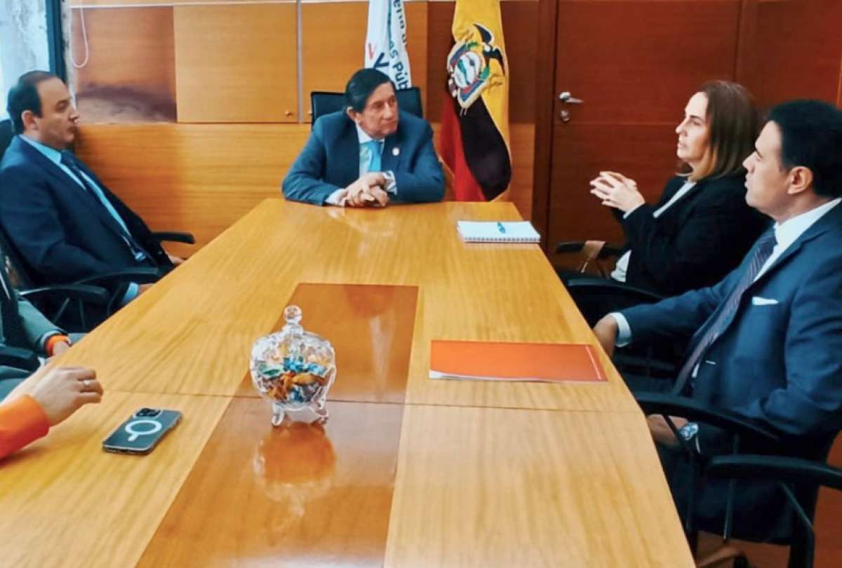El ministro de Transporte César Rohon durante el encuentro con los directivos de Iberia.