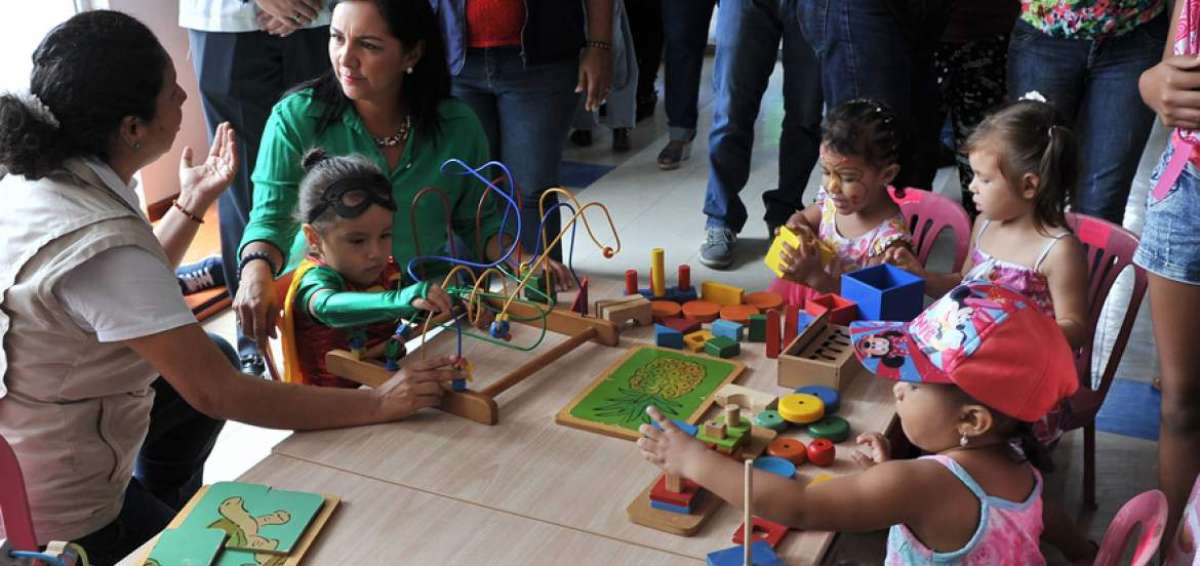 La ministra de Inclusi&oacute;n, L&iacute;dice Larrea, comparti&oacute; con varios ni&ntilde;os del CIBV Sagrado Coraz&oacute;n de Jes&uacute;s.  Hizo un recorrido por los salones de juegos.