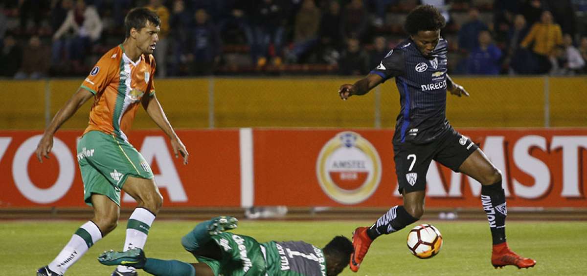 Michel Estrada (d), delantero del Independiente del Valle, durante el mano a mano con el arquero de Banfield, el colombiano Iv&aacute;n Arboleda.