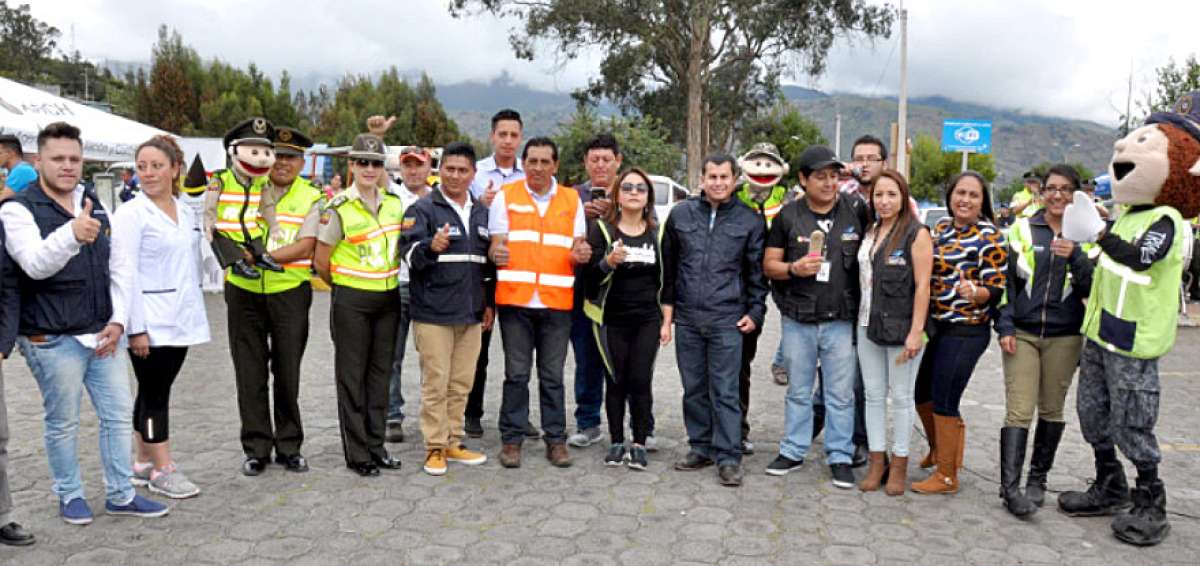 El gobernador de Tungurahua, Xavier V&aacute;squez, presidi&oacute; la inauguraci&oacute;n de la Feria de Seguridad Ciudadana y la campa&ntilde;a de sensibilizaci&oacute;n a la poblaci&oacute;n 'Respeto al Peat&oacute;n'.