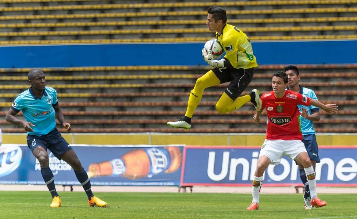 El portero morlaco Hamilton Piedra estuvo atento en el juego a&eacute;reo. Foto: John Guevara / El Tel&eacute;grafo