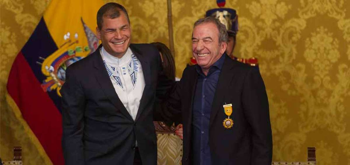El presidente de la Rep&uacute;blica, Rafael Correa (izq.), durante su encuentro con el cantautor Jos&eacute; Luis Perales.