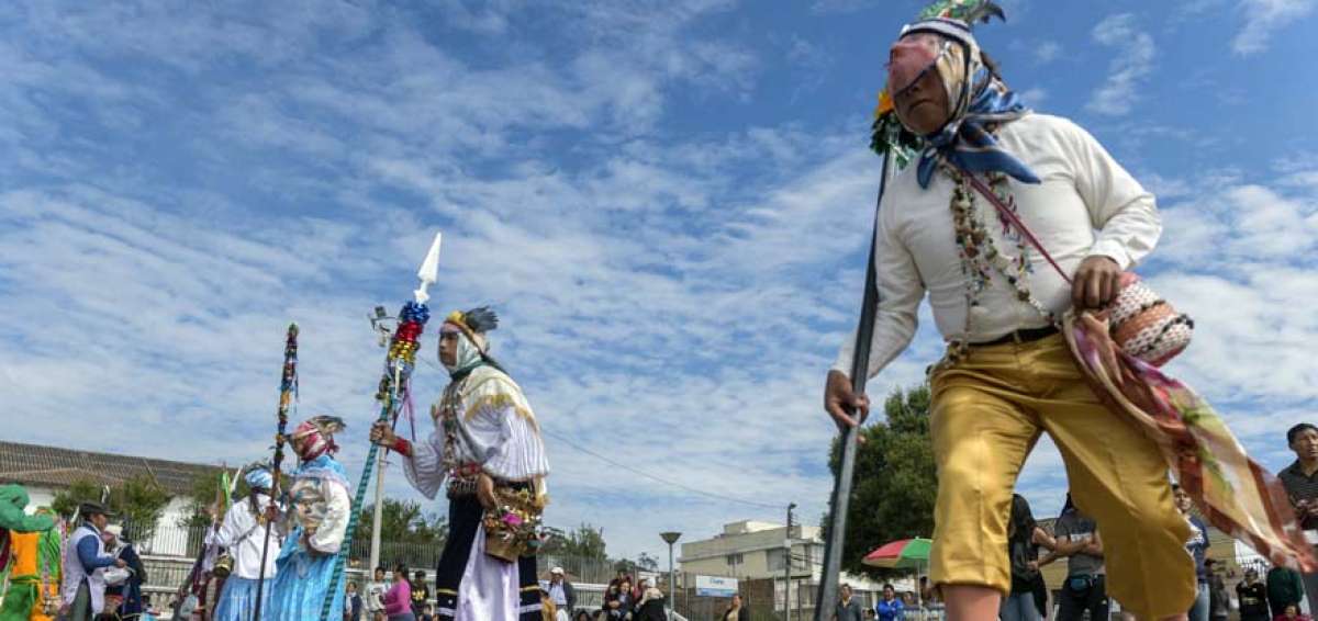 Vestidos con coloridos y tradicionales trajes, los danzantes se despliegan por el parque central de Cotocollao.
