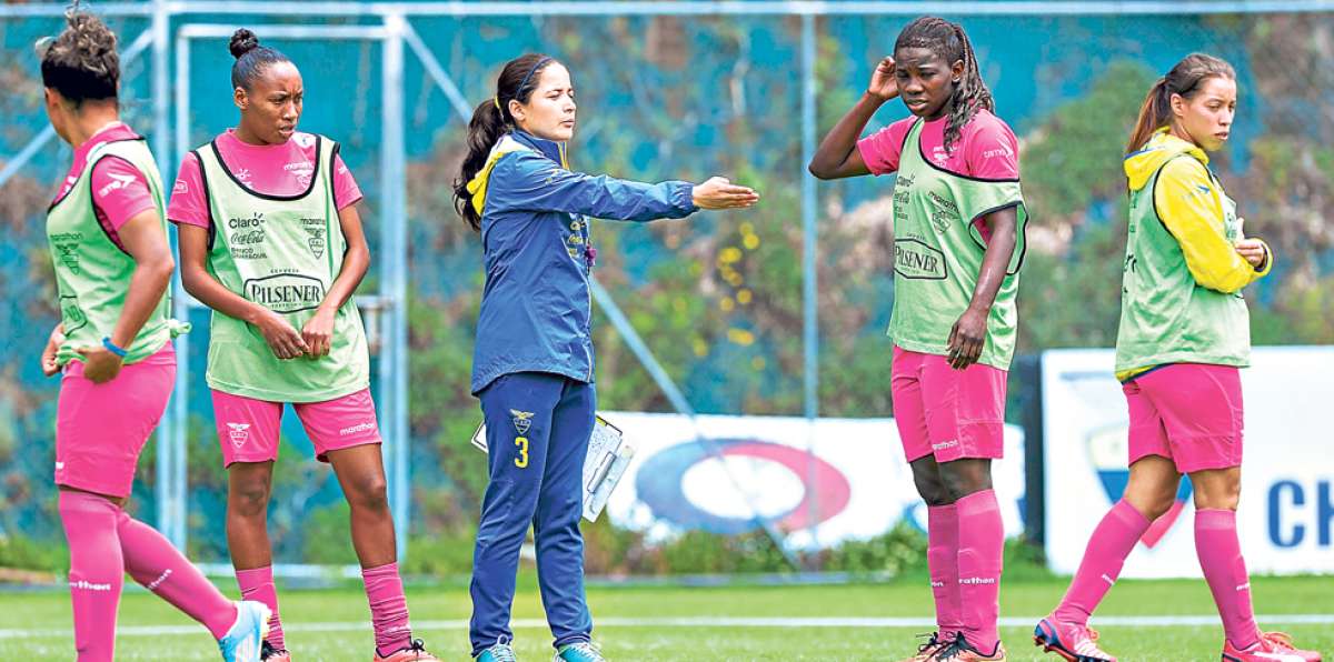 La entrenadora Vanessa Ar&aacute;uz (azul) defini&oacute; el equipo titular que jugar&aacute; contra la selecci&oacute;n africana. Foto: Archivo / El Tel&eacute;grafo
