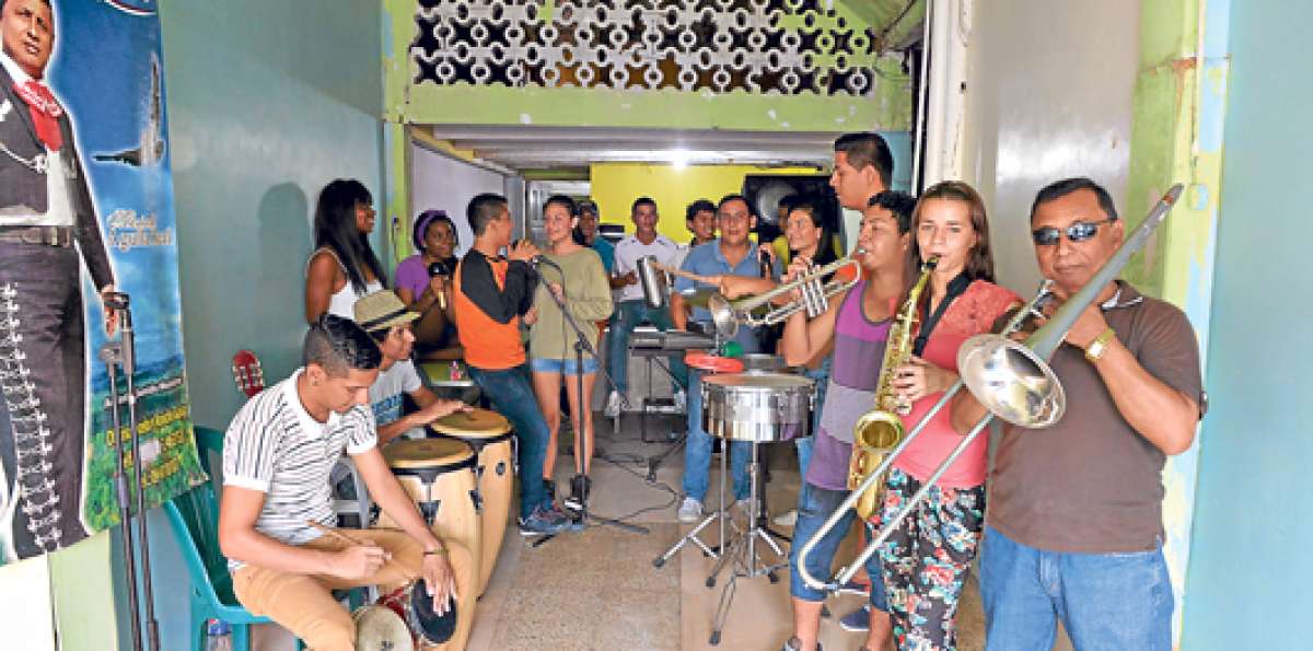 Los j&oacute;venes m&uacute;sicos ensayan en un peque&ntilde;o espacio en el centro de Guayaquil. Foto: Eduardo Escobar / El Tel&eacute;grafo