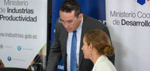 Santiago V&aacute;squez, director del Sercop, y Cecilia Vaca Jones, ministra coordinadora de Desarrollo Social, al anunciar la subasta inversa.