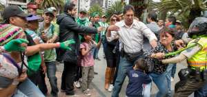 En los alrededores del Estadio se registraron peleas entre los hinchas y revendedores. La polic&iacute;a tom&oacute; procedimiento.