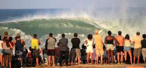 John Londres trabaja haciendo fotograf&iacute;as en lugares rec&oacute;nditos, que luego re&uacute;ne y vende en formato de calendarios para surfistas.