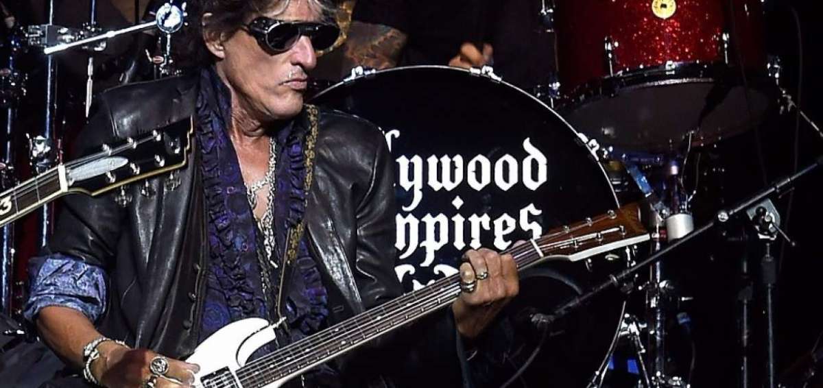 El suceso ocurri&oacute; cuando Perry, de 65 a&ntilde;os, estaba tocando el domingo con el grupo Hollywood Vampires. 
