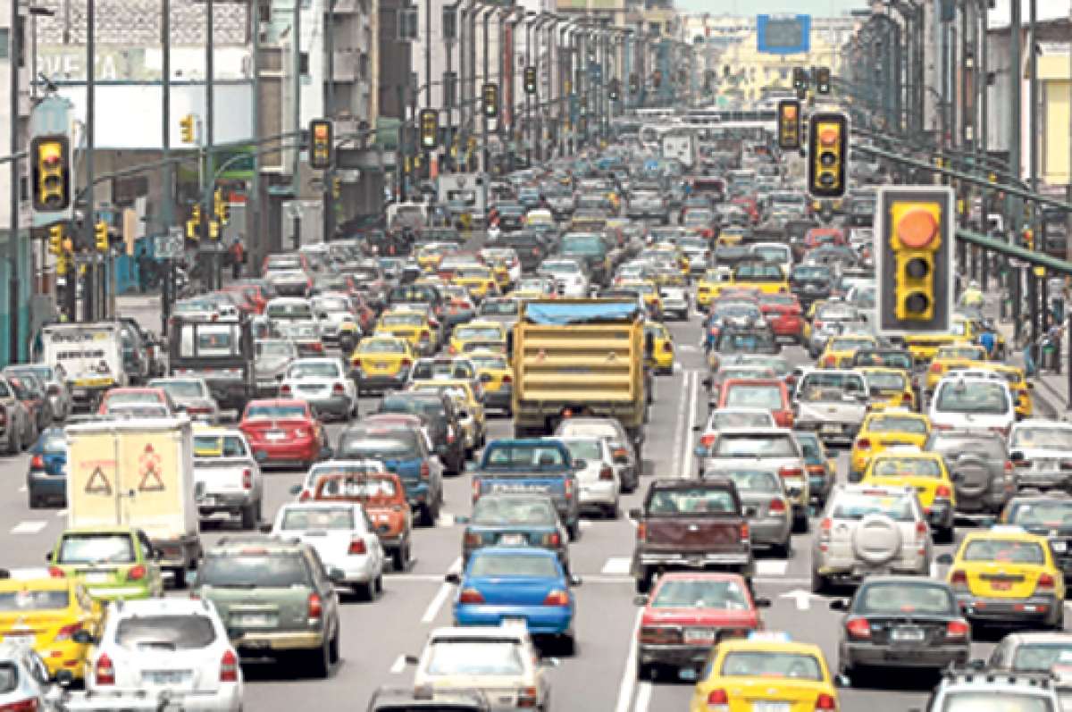 La avenida Machala, que conduce hacia el sur de Guayaquil, es una de las m&aacute;s transitadas por veh&iacute;culos livianos y pesados de diferentes caracter&iacute;sticas. Agentes de la CTE apoyan en la v&iacute;a. Foto: Pilar Vera.