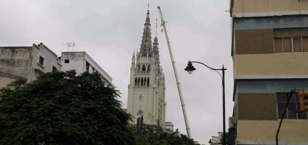 Cruz restaurada fue colocada nuevamente en la Catedral