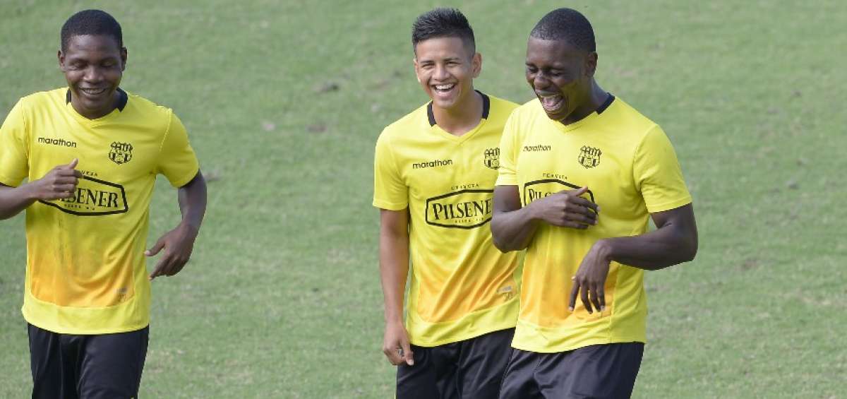 Washington Vera (c.) y Anderson Ord&oacute;&ntilde;ez (d.) realizan una broma a uno de los jugadores de las formativas.