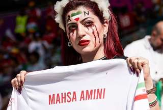 Muestran una camiseta con el nombre de una joven que falleció en las protestas de Irán