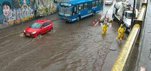 El tr&aacute;fico se vio interrumpido en la avenida Mariscal Sucre y Loja.