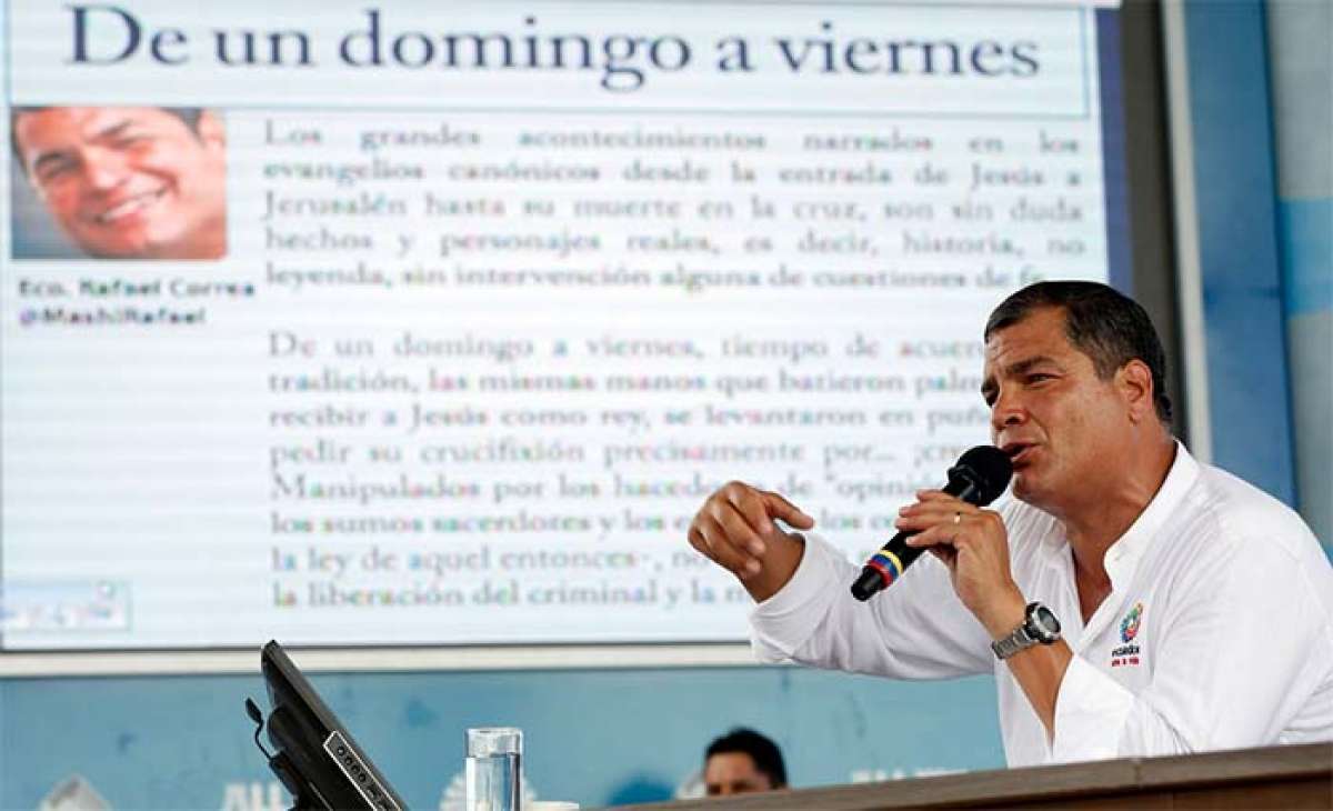 El presidente Rafael Correa inici&oacute; la sabatina analizando el art&iacute;culo que public&oacute; en diario El Tel&eacute;grafo el pasado 2 de abril. FOTO: Presidencia Flickr