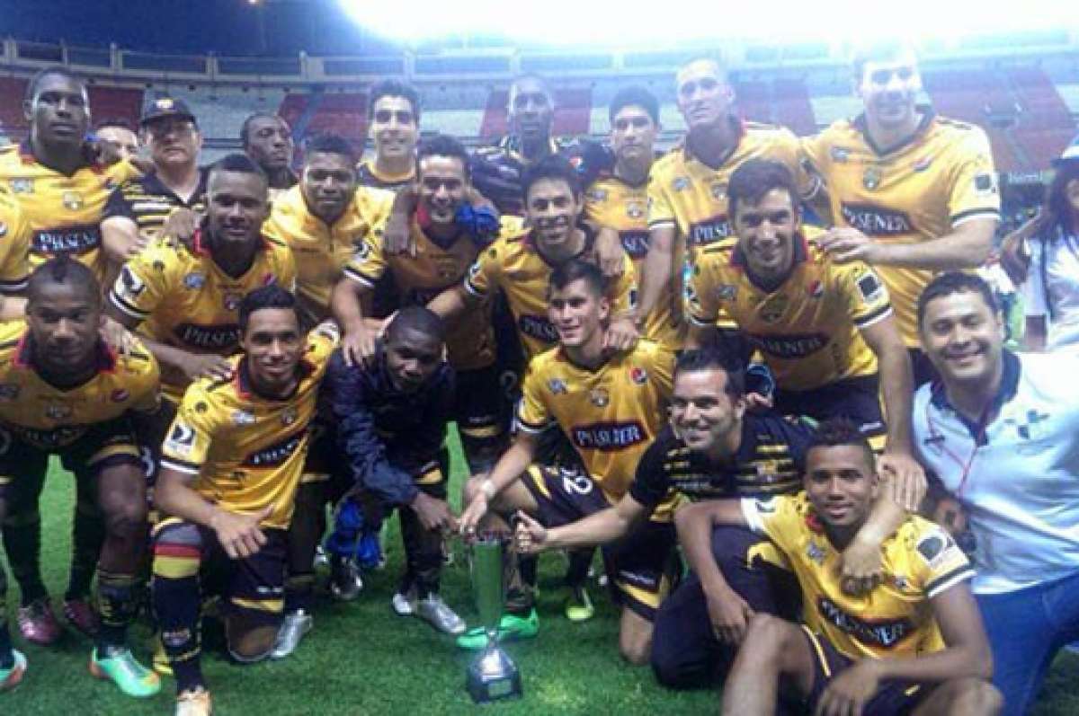 Los jugadores de Barcelona se quedaron con la Copa en el cotejo jugador en Madrid. Foto: @BarcelovsEmelec