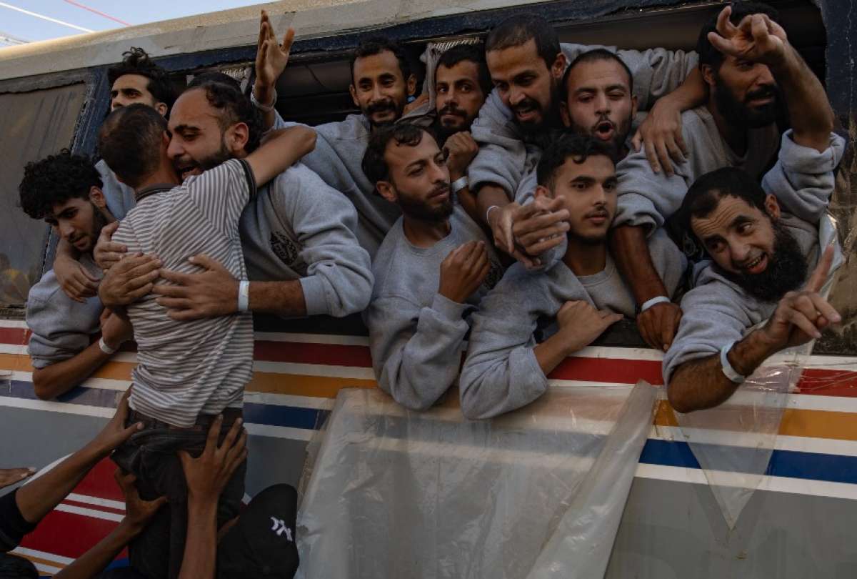 Familiares reciben entre lágrimas a los prisioneros liberados frente al Hospital Nasser, en Jan Yunis.